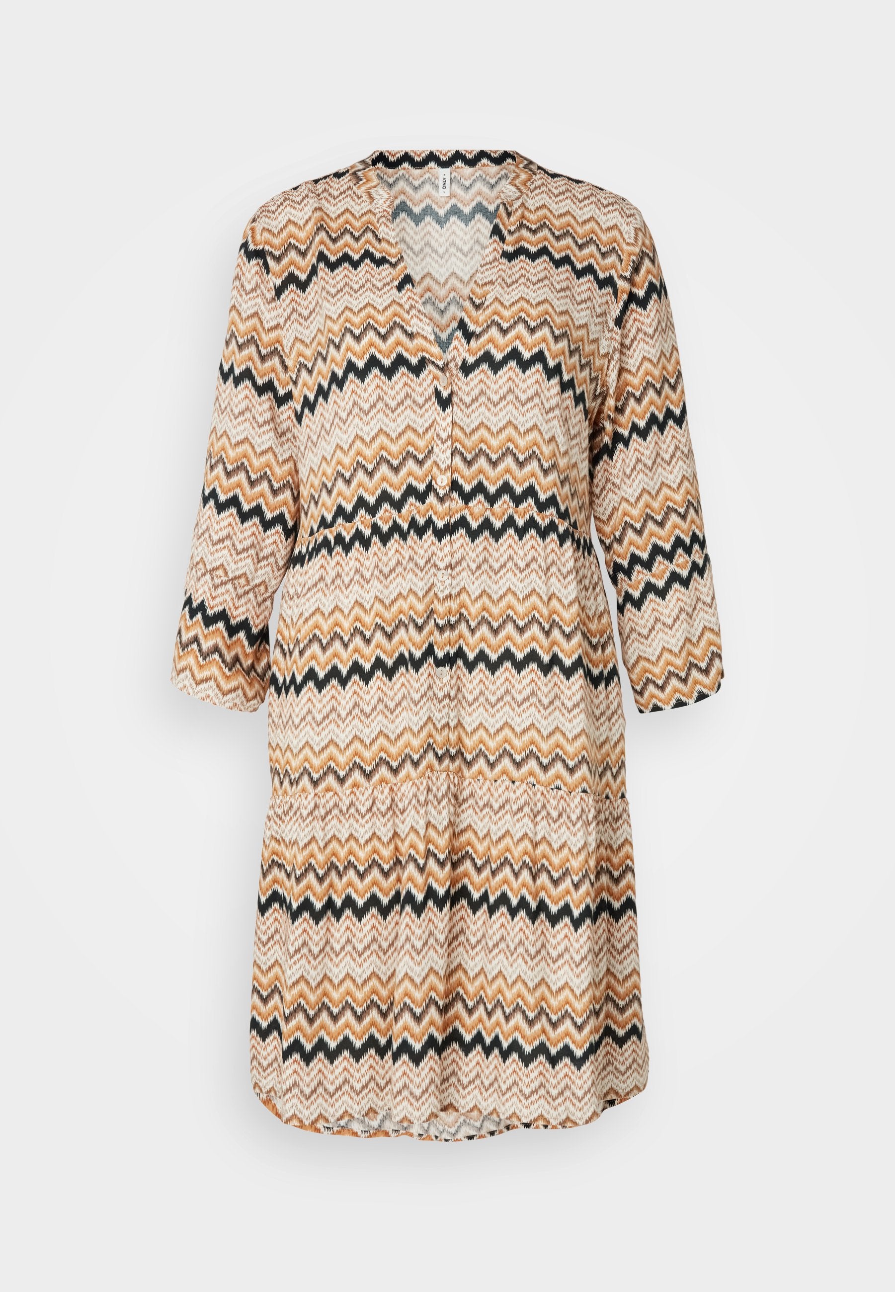 Knopfkleid aus leichtem Stoff mit Zickzackmuster in Braun, Beige und Schwarz. Es hat Dreiviertelärmel und einen V-Ausschnitt.