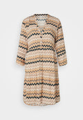 Knopfkleid aus leichtem Stoff mit Zickzackmuster in Braun, Beige und Schwarz. Es hat Dreiviertelärmel und einen V-Ausschnitt.