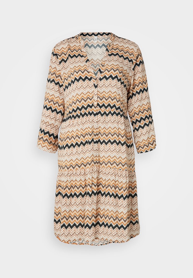 Knopfkleid aus leichtem Stoff mit Zickzackmuster in Braun, Beige und Schwarz. Es hat Dreiviertelärmel und einen V-Ausschnitt.