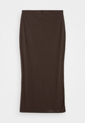 Brauner Midikleid aus dehnbarem Stoff, figurbetontes Design, glatte Textur und ein einfaches, ungeschmücktes Erscheinungsbild.