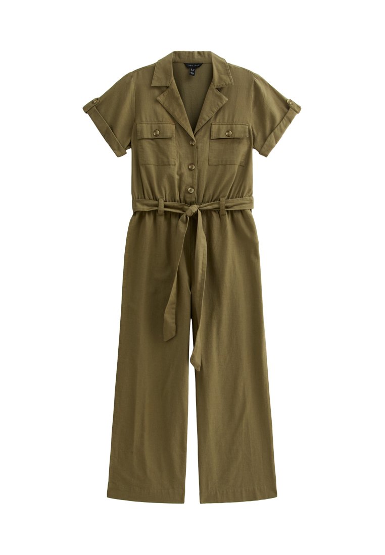 Olivgrüner Jumpsuit aus leichtem Stoff. Mit kurzen Ärmeln, tailliertem Gürtel, zwei Brusttaschen und einem Kragen. Weit geschnittene Beine.