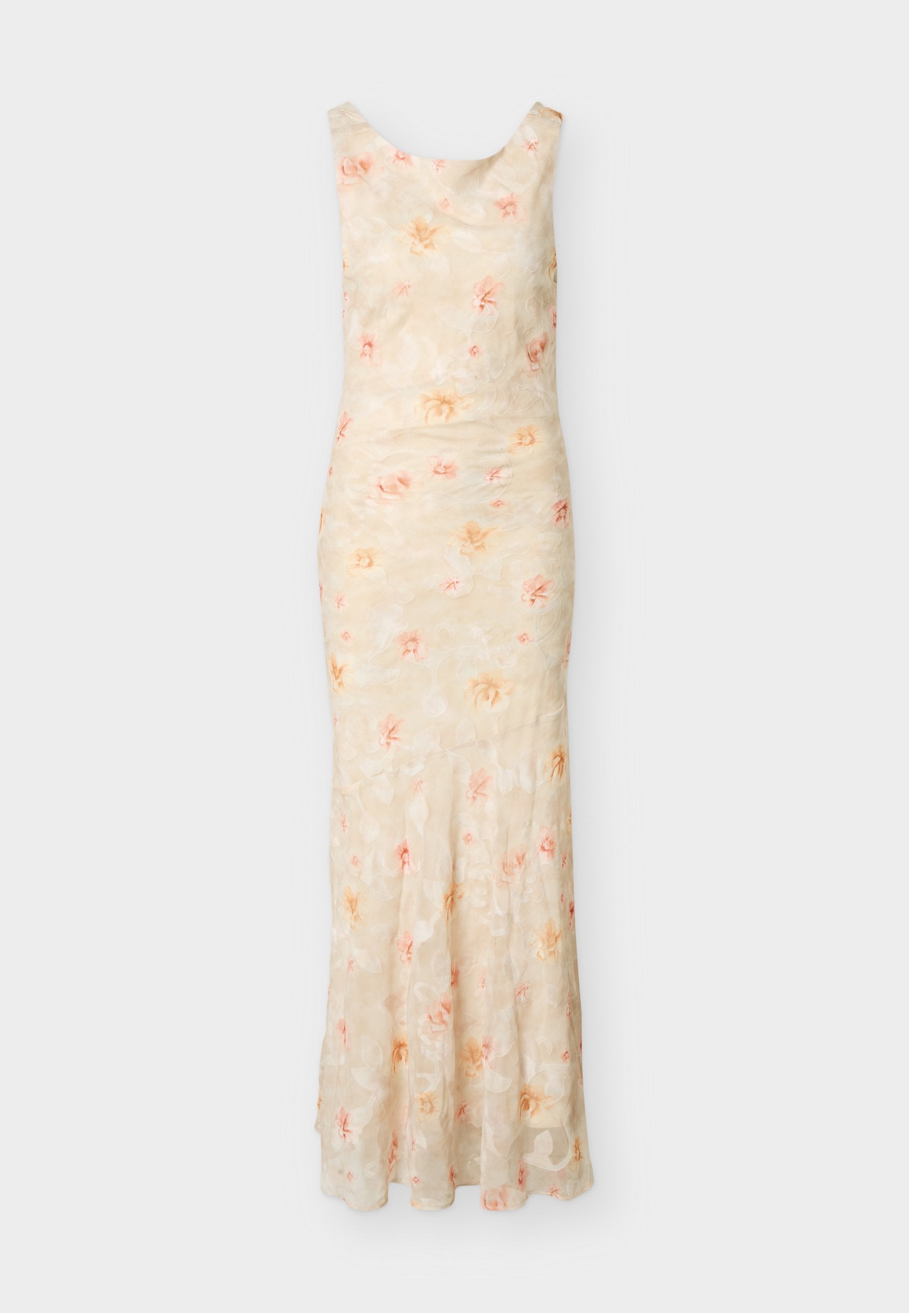 Ärmelloses langes beiges Kleid mit tailliertem Schnitt und dezentem rosa-orangefarbenem Blumenmuster auf leichtem Stoff.