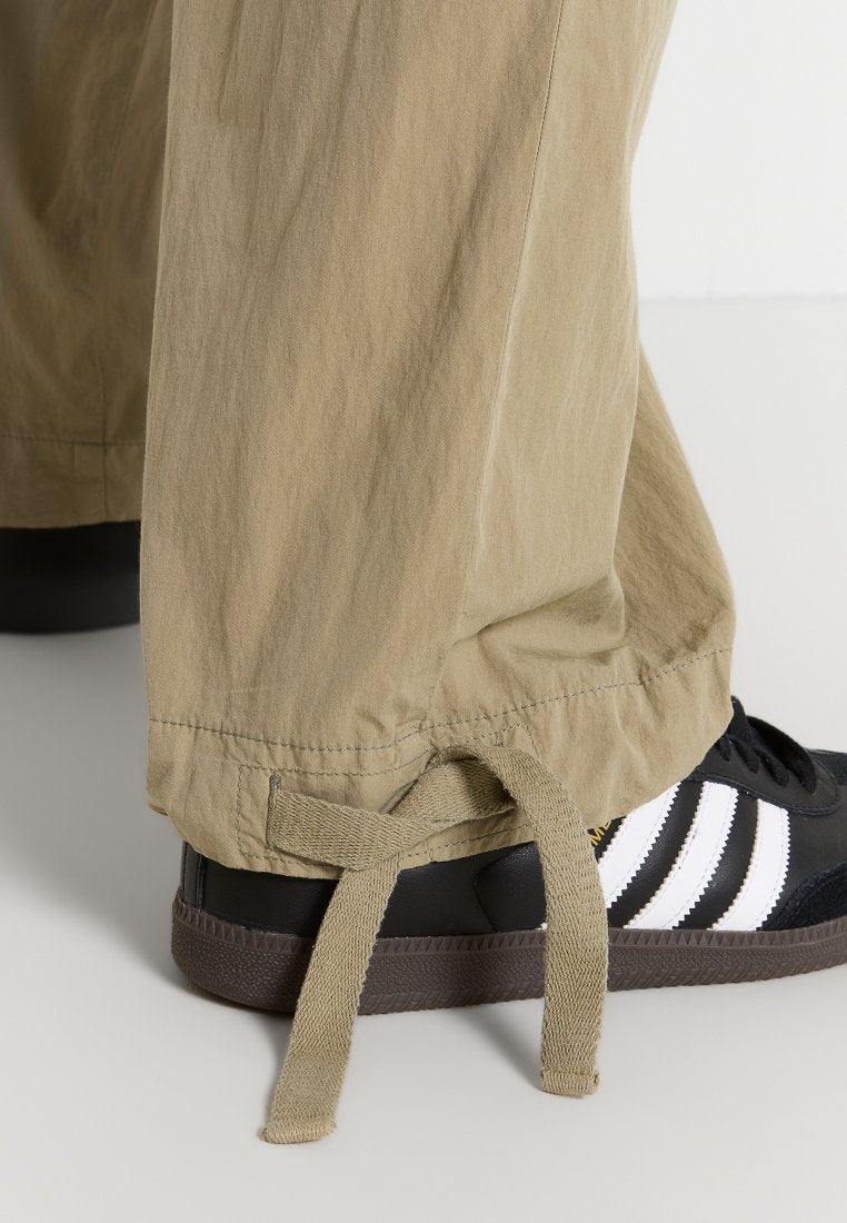 CLOSED FREEPORT RELAXED FIT