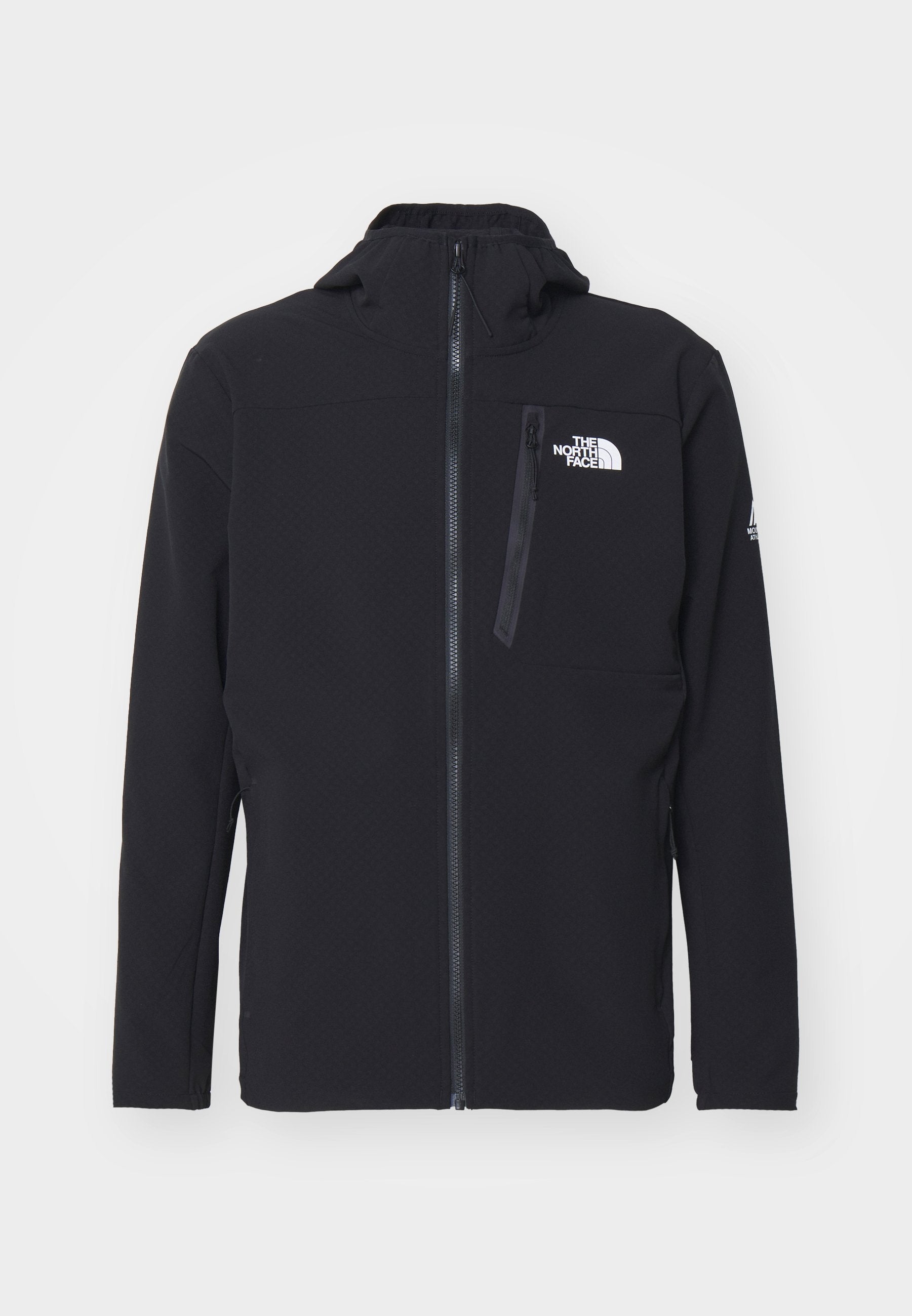Schwarze Softshelljacke mit Frontreißverschluss, hohem Kragen und Brusttasche; verfügt über ein Logo auf der linken Seite und strukturierter Stoff.