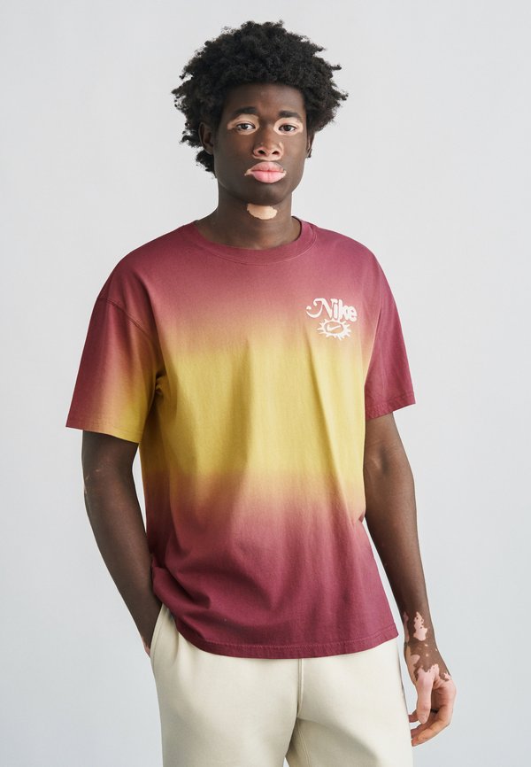 Nike Sportswear TEE DUNK  - Print T-shirt - buff gold coloured/tattoo