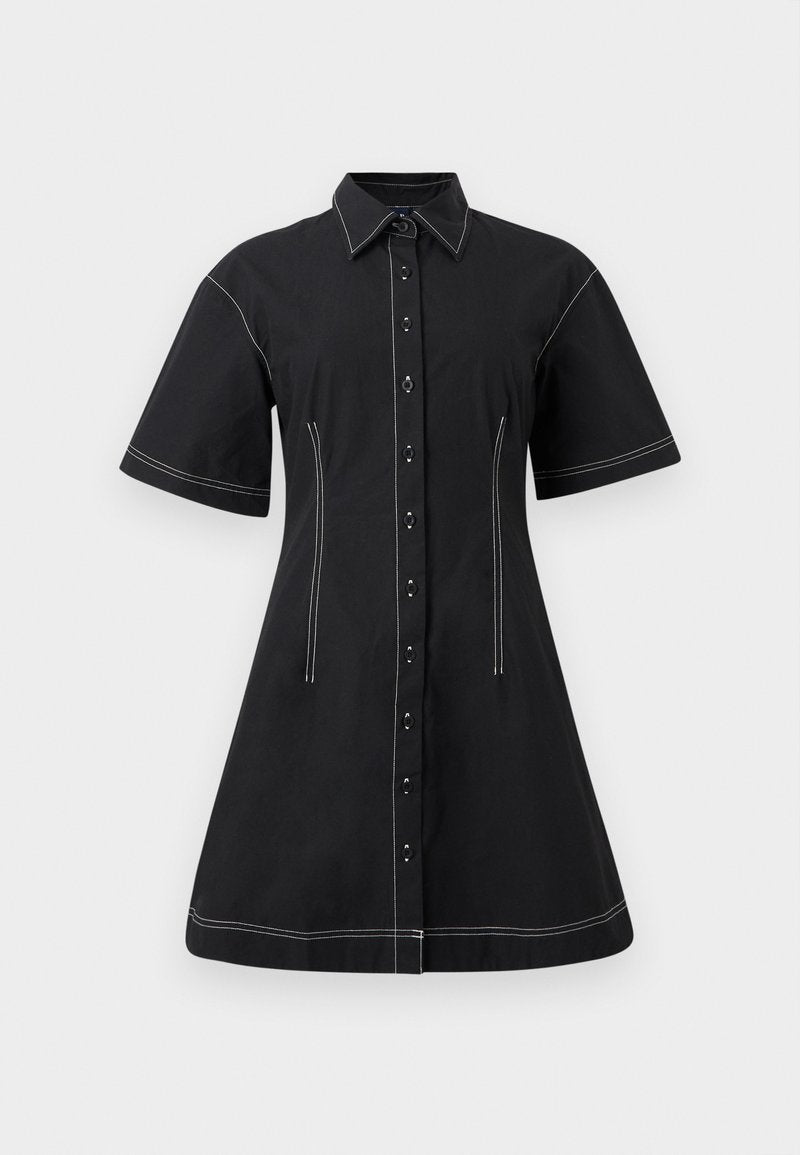 Schwarzes kurzärmeliges Hemdkleid mit weißen Kontrastnähten, durchgehender Knopfleiste, strukturierten Taillennähten und Kragen.