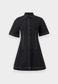 Schwarzes kurzärmeliges Hemdkleid mit weißen Kontrastnähten, durchgehender Knopfleiste, strukturierten Taillennähten und Kragen.