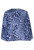 Leichte blaue Bluse mit einem Leopardenmuster in Schwarz und dunklerem Blau, runder Halsauschnitt und gefältetem Design.