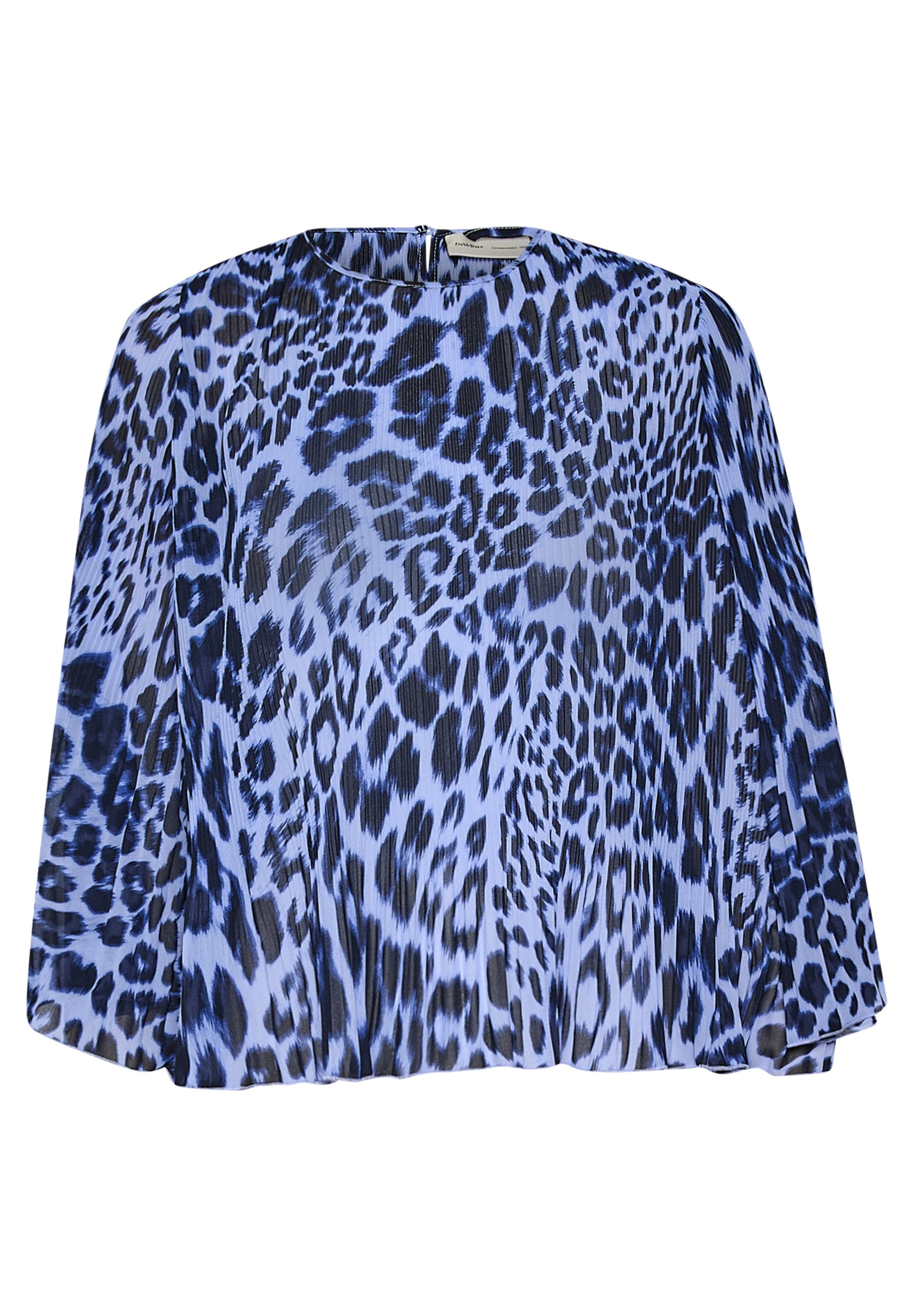 Leichte blaue Bluse mit einem Leopardenmuster in Schwarz und dunklerem Blau, runder Halsauschnitt und gefältetem Design.