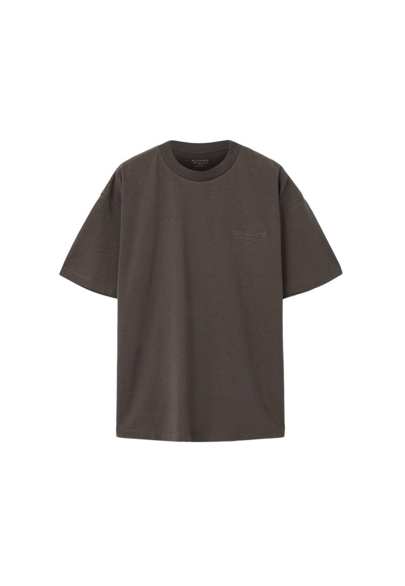 Dunkelbraunes T-Shirt mit kurzen Ärmeln und Rundhalsausschnitt mit dezentem Logo auf der linken Brust, dargestellt auf weißem Hintergrund.