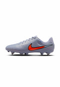 Nike-Fußballschuhe in Hellgrau, mit einem auffälligen roten Swoosh und einer strukturierten Oberseite, ausgestattet mit geformten Stollen für besseren Halt.