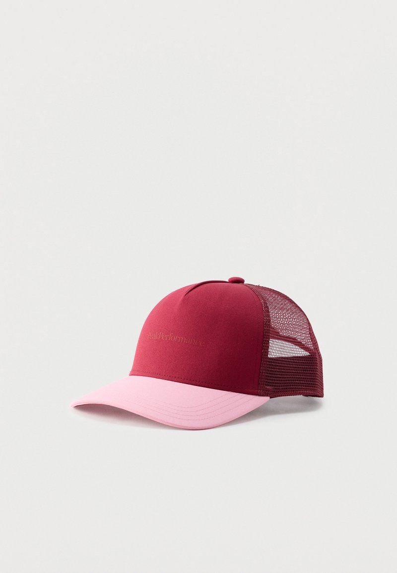 Bordeauxrote und rosa Trucker-Cap mit Netzrücken und dezentem Text auf dem Frontpanel, vor einem einfarbigen hellen Hintergrund.