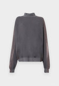 Grauer Pullover mit hohem Kragen, langen Ärmeln und glänzenden Akzenten an den Armen. Hergestellt aus einem weichen Stoff mit lockerem Sitz.