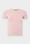 Hellrosa kurzärmliges Diesel-T-Shirt mit Rundhalsausschnitt und kleiner silberner Logoplatte mittig unter dem Halsausschnitt.