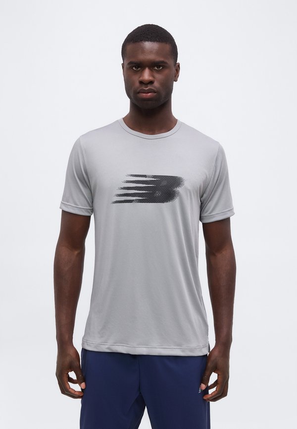 New Balance SPORT ESSENTIALS UTILITY MOTION GRAPHIC - Sports T-shirt - slate grey