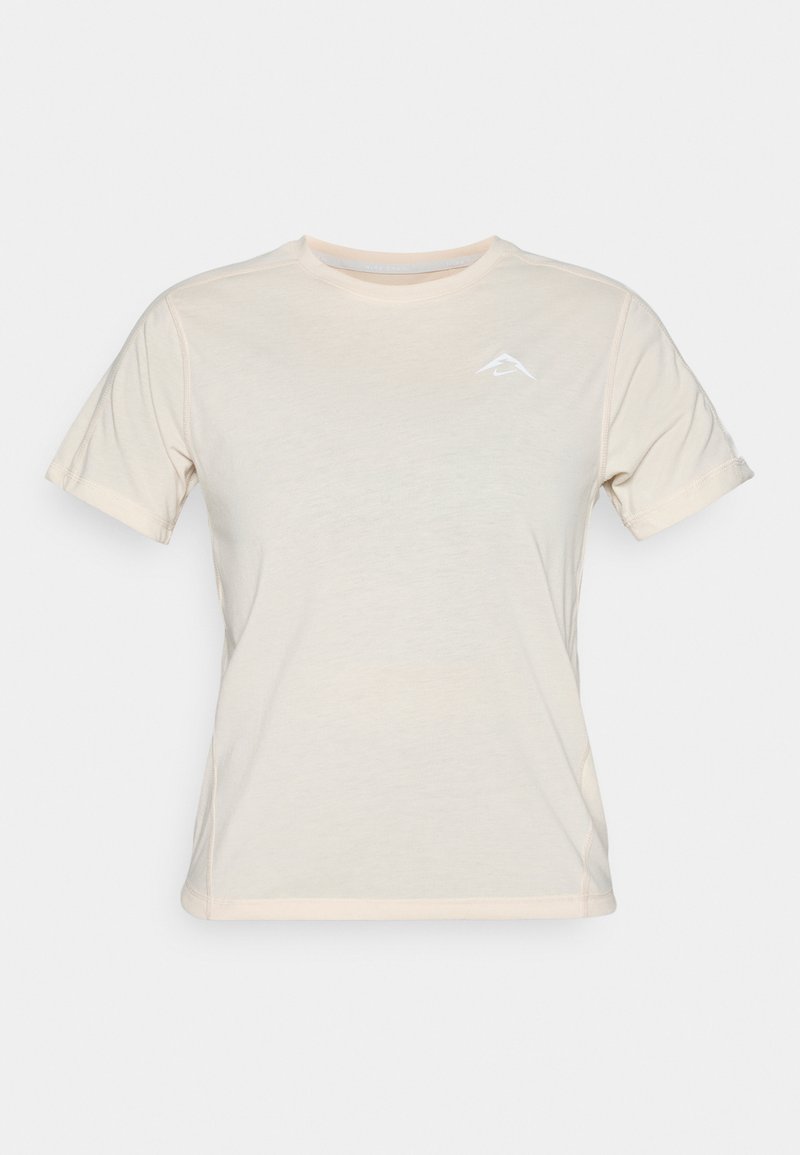 Helle beige Kurzarm-T-Shirt mit rundem Halsausschnitt und einem dezenten weißen dreieckigen Logo auf der Brust. Weiche Stoffqualität mit glatter Textur.