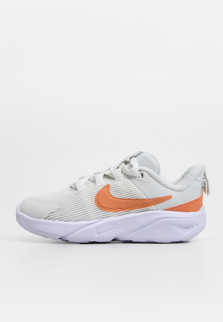 Nike-Sneaker mit einer strukturierten weißen Oberseite, einem orangefarbenen Swoosh-Logo und einer weißen Gummisohle mit Rillen für besseren Halt.