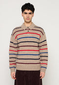 Beiger Strickpullover mit horizontalen Streifen in Rot, Blau und Dunkellila. Kragen mit Knopfleiste; Rippbündchen an Ärmeln und Saum.