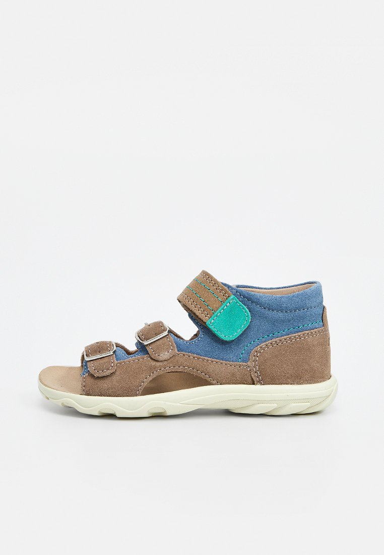 Brauner und blauer Kindersandale mit drei verstellbaren Riemen und einer weißen flexiblen Sohle, seitlich auf weißem Hintergrund gezeigt.