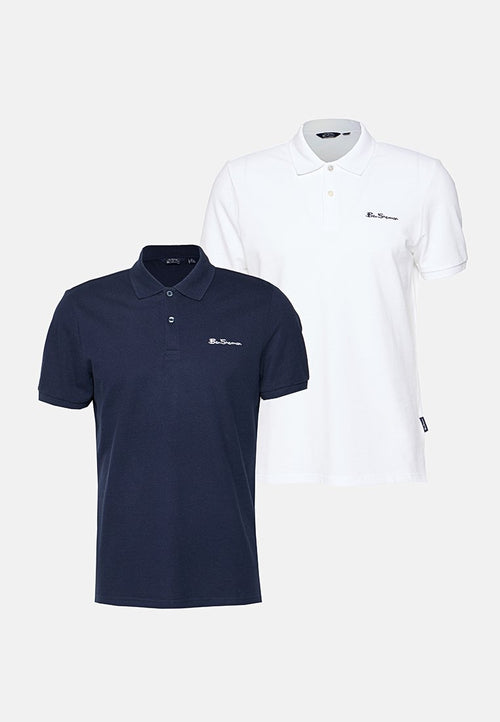 Zwei Poloshirts mit kurzen Ärmeln, eines in Navyblau und eines in Weiß, beide mit Kragen und Knopfleiste, jedes mit dem gestickten "Ben Sherman"-Logo auf der Brust.