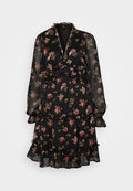 Schwarzes Blumenmuster-Kleid aus transparenter Stoff, mit langen Ärmeln, Rüschendetails, gestuften Lagen und einem Wickeldesign mit rosa und gelben Blumen.