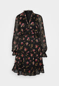 Schwarzes Blumenmuster-Kleid aus transparenter Stoff, mit langen Ärmeln, Rüschendetails, gestuften Lagen und einem Wickeldesign mit rosa und gelben Blumen.