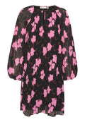 Schwarzes plissiertes Kleid mit rosa floralem Muster, Rundhalsausschnitt und langen Puffärmeln. Leichter, strukturierten Stoff.