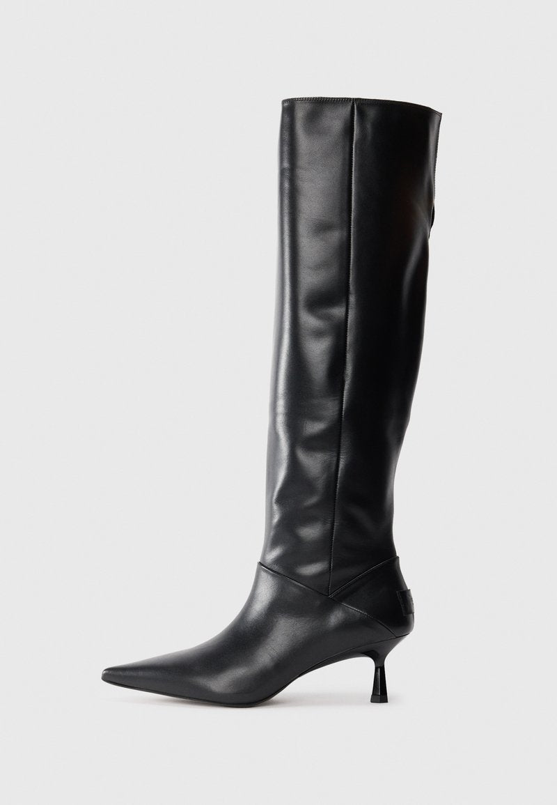 Schwarze Lederstiefel bis zum Knie mit spitzem Zehenbereich und schmalem, geschwungenem Absatz. Glatte Textur, enganliegendes Design und keine sichtbaren Beschläge oder Muster.