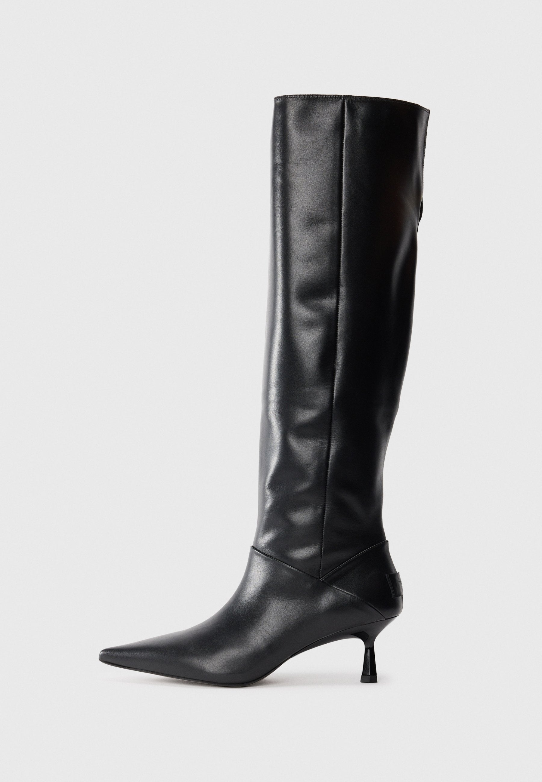 Schwarze Lederstiefel bis zum Knie mit spitzem Zehenbereich und schmalem, geschwungenem Absatz. Glatte Textur, enganliegendes Design und keine sichtbaren Beschläge oder Muster.