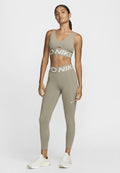 Sport-Bra und Leggings-Set in hellem Olivgrün, mit Ausschnitt, auffälligem Logo-Bund und glatter, dehnbarer Stofftextur.