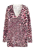 V-Ausschnitt Pullover mit langen Ärmeln, versehen mit einem Leopardenmuster in verschiedenen Rosa-, Schwarz- und Cremetönen. Weiches Material mit gerippter Textur.