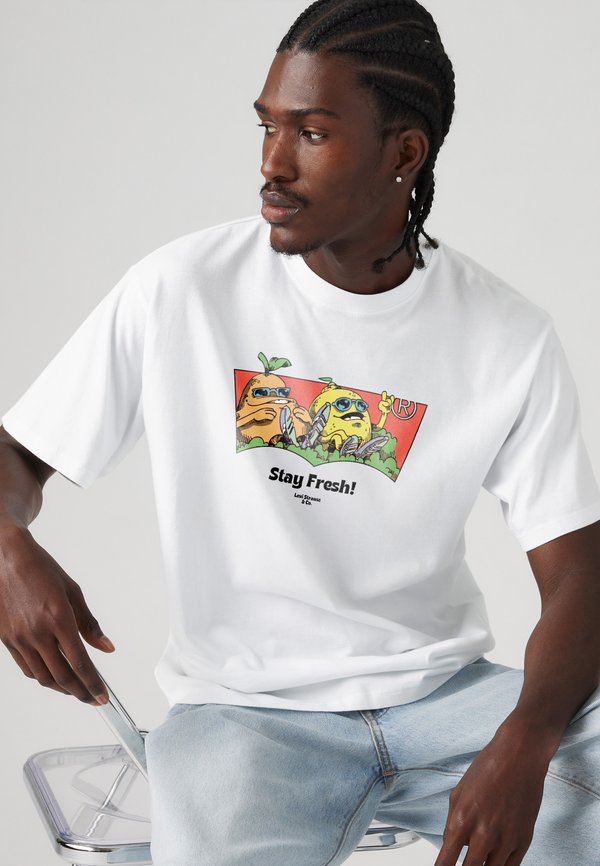 Levi's® VINTAGE FIT TEE - Print T-shirt - white