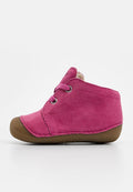 Rosa Wildleder-Ankle-Boot mit runder Spitze, Schnürdesign und Gummisohle mit Zickzackmuster für besseren Halt. Weiche Innenauskleidung.