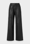Schwarze weit geschnittene Hose aus Kunstleder mit elastischem Bund, glatter Textur und zwei Vorder Taschen.