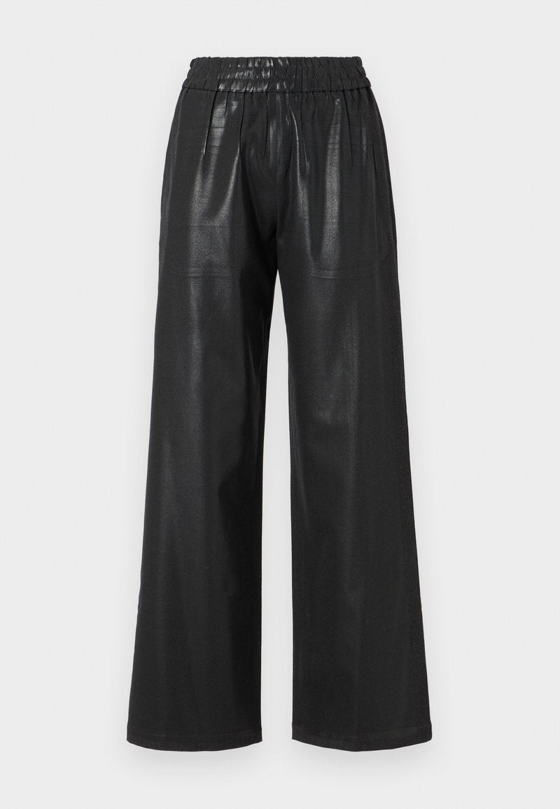 Schwarze weit geschnittene Hose aus Kunstleder mit elastischem Bund, glatter Textur und zwei Vorder Taschen.