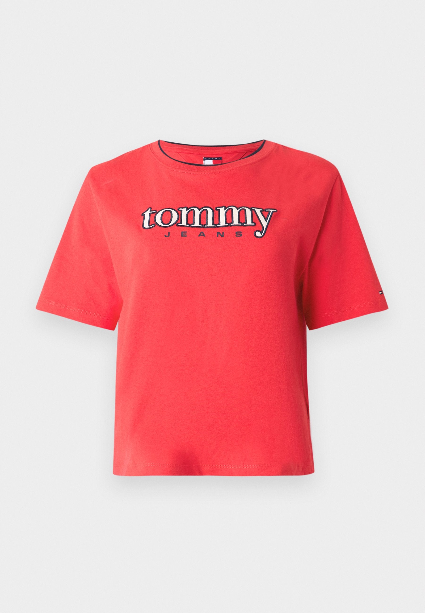 Rotes T-Shirt mit kurzen Ärmeln und Rundhalsausschnitt, auf der Brust mit dem "tommy JEANS"-Logo in Weiß und Navy bestickt.