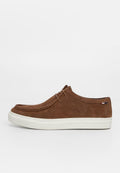 Braune Wildlederschuhe mit runder Zehenform, weißer Gummisohle und dekorativer Naht. Verfügt über minimale Schnürung und ein kleines Logo-Highlight an der Seite.