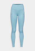 Helles blaue Leggings mit hohem Taillenbund, ausgestattet mit zwei Seitentaschen und einem glatten, dehnbaren Stoff. Das Design umfasst dezente Nähdetails.