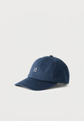 Marineblaue Baseballkappe mit einer weißen, gestickten römischen Zahl II auf der Vorderseite, dargestellt auf einem schlichten hellen Hintergrund.