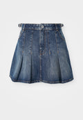 Denimrock mit einer dunkelblauen Waschung, gefälteltem Design, Knopfverschluss und Gürtelschlaufen. Verfügt über dezente Nähte und seitliche Taschen.