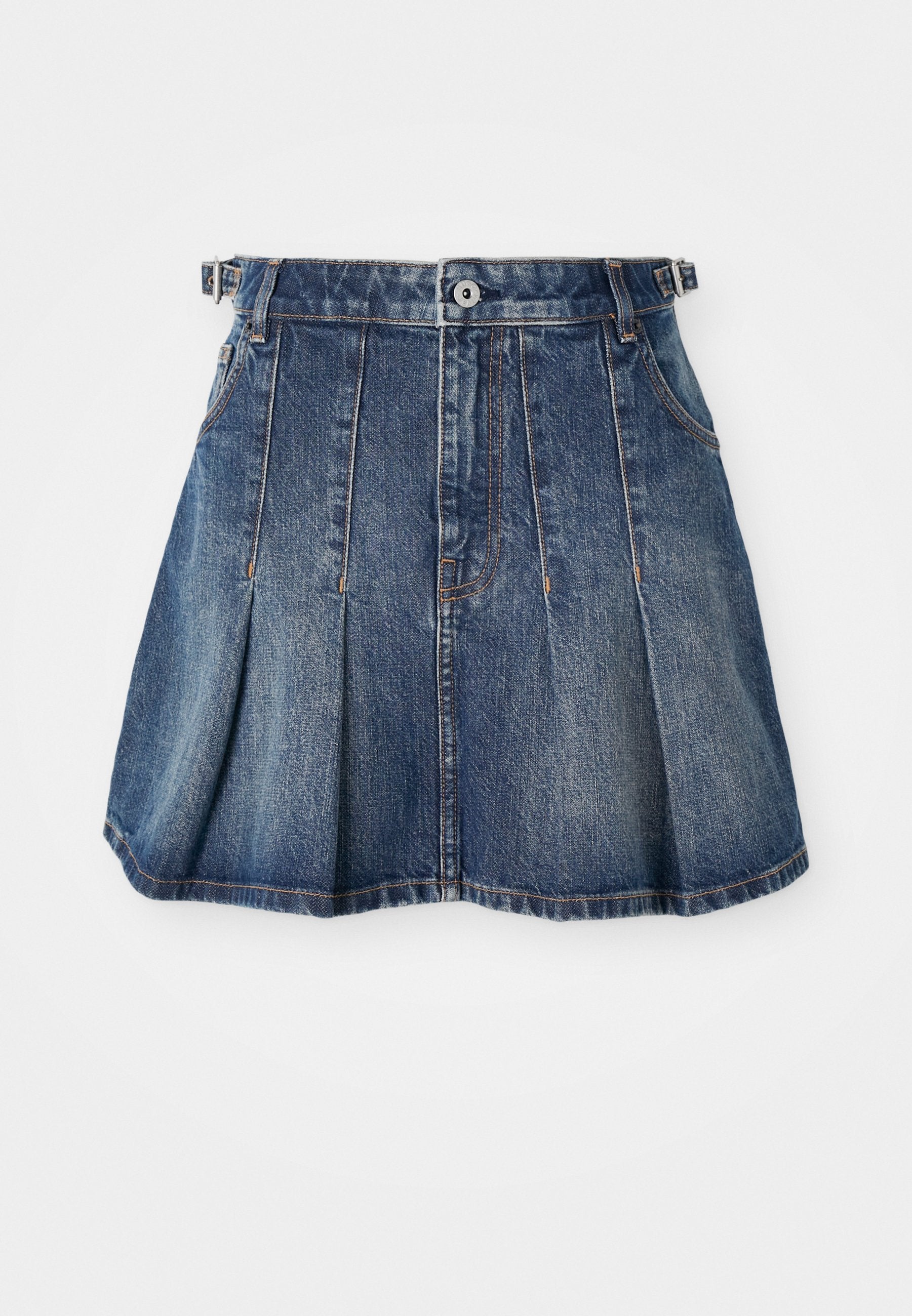 Denimrock mit einer dunkelblauen Waschung, gefälteltem Design, Knopfverschluss und Gürtelschlaufen. Verfügt über dezente Nähte und seitliche Taschen.