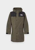 Olivgrüne Parka-Jacke mit schwarzem Schulterpaneel, Knopfverschluss, Kapuze mit Kordelzug und zwei Fronttaschen. Das The North Face-Logo befindet sich auf der Brust.