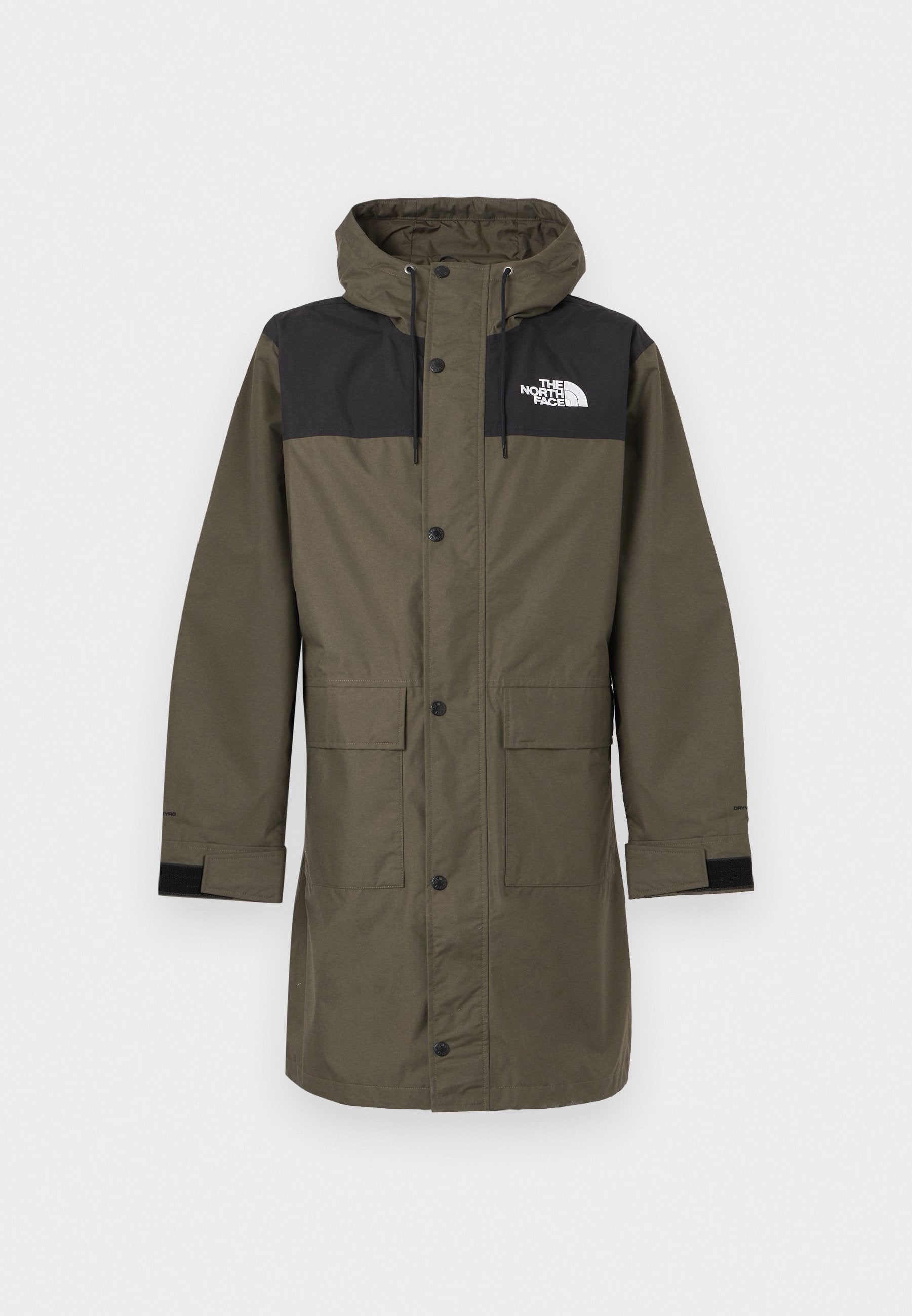 Olivgrüne Parka-Jacke mit schwarzem Schulterpaneel, Knopfverschluss, Kapuze mit Kordelzug und zwei Fronttaschen. Das The North Face-Logo befindet sich auf der Brust.