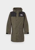 Olivgrüne Parka-Jacke mit schwarzem Schulterpaneel, Knopfverschluss, Kapuze mit Kordelzug und zwei Fronttaschen. Das The North Face-Logo befindet sich auf der Brust.