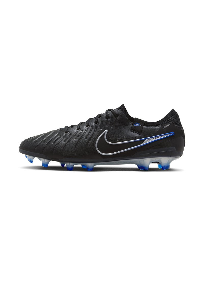 Schwarzer Fußballschuh mit strukturiertem Obermaterial, silbernem Nike-Logo und bläulich-transparentem Sohlensystem. Verfügt über sechs Stollen für Traktion auf dem Spielfeld.
