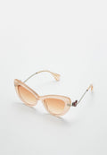 Cat-Eye-Sonnenbrille mit einem durchsichtigen Pfirsichrahmen, gradienten braunen Gläsern, silbernen Metalldetails und einem Logodesign am Bügel.