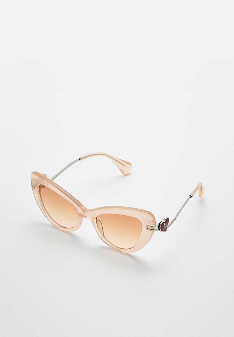 Cat-Eye-Sonnenbrille mit einem durchsichtigen Pfirsichrahmen, gradienten braunen Gläsern, silbernen Metalldetails und einem Logodesign am Bügel.