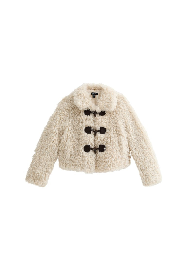 Cropped-Jacke aus Kunstfell in Creme mit texturierter Oberfläche, runder Kragen und drei großen schwarzen Knopfverschlüssen auf der Vorderseite.