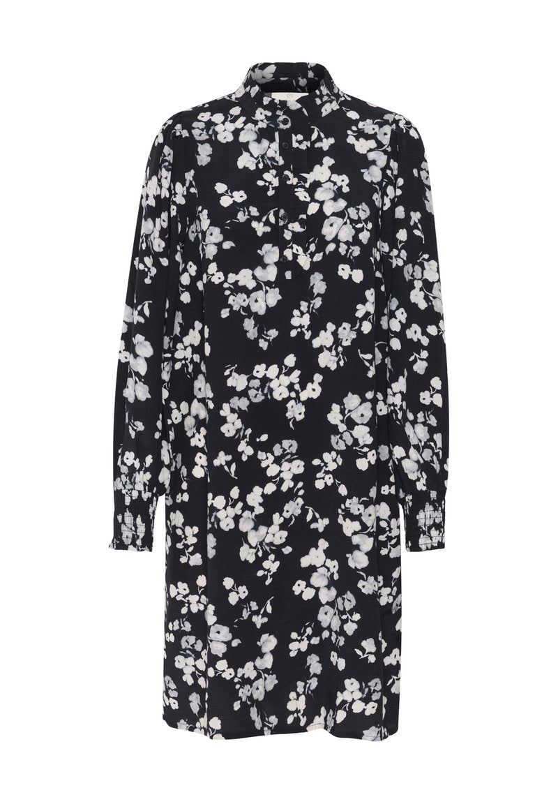 Blumenkleid mit schwarzem Grund und weißen Blumen, langen Ärmeln, Kragen und Knopfdetails. Leichter Stoff mit lockerer Passform.