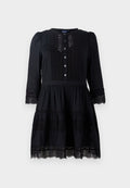 Schwarzes Kleid mit langen Ärmeln, Knopfleiste, Spitze und gestuftem Design. Verfügt über einen strukturierten Saum und weichen Stofffinish.